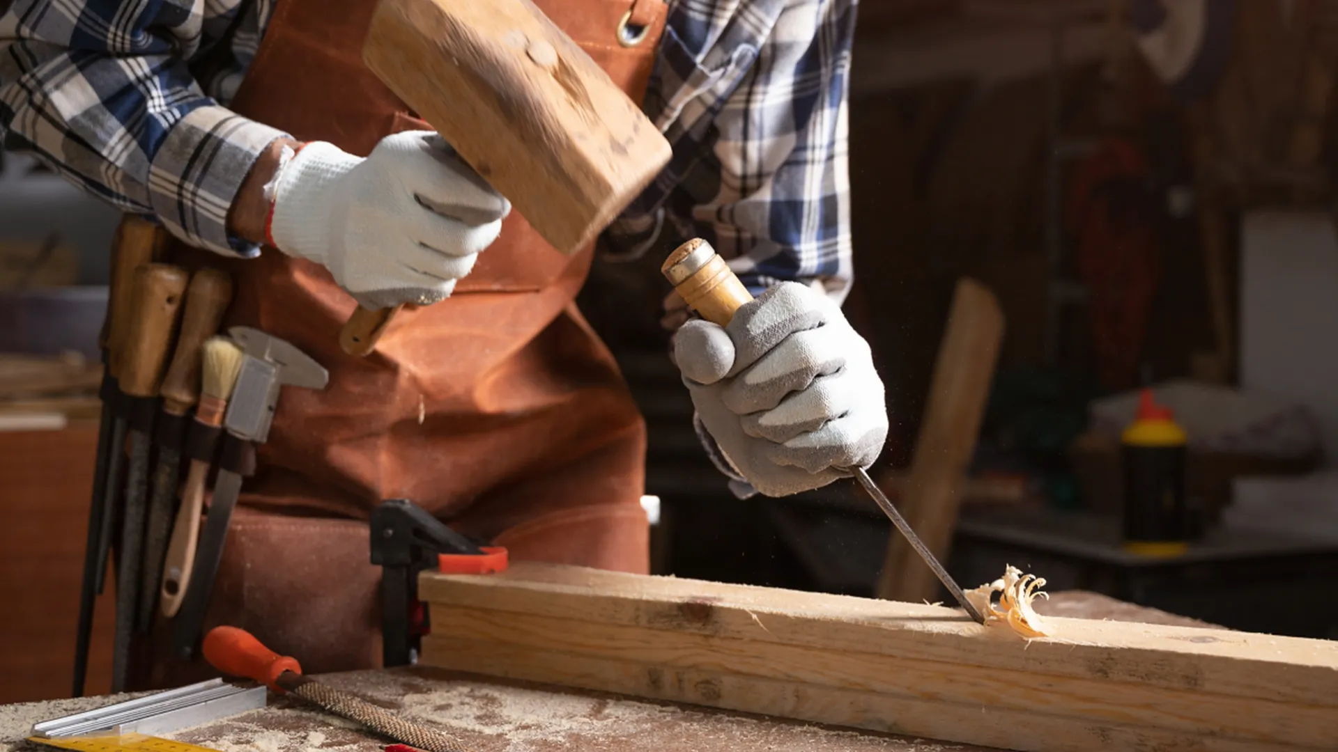 Best Woodworking Gloves for Carpenter